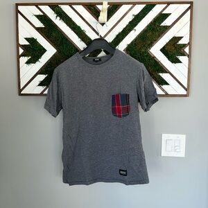 Men’s gray t-shirt with plaid pocket